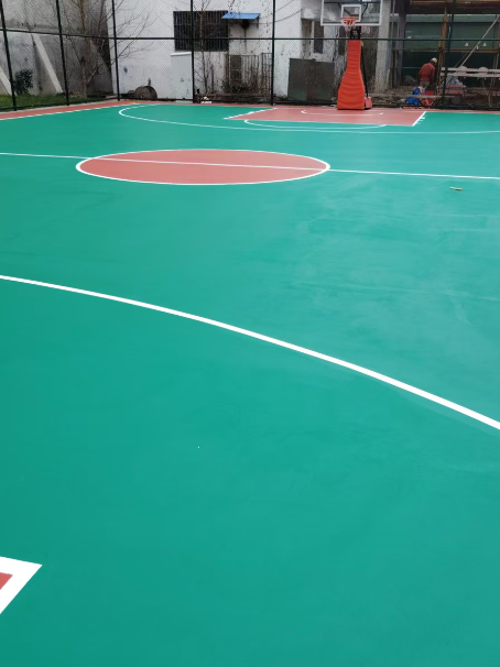 广南 球场长期使用易出现地面开裂